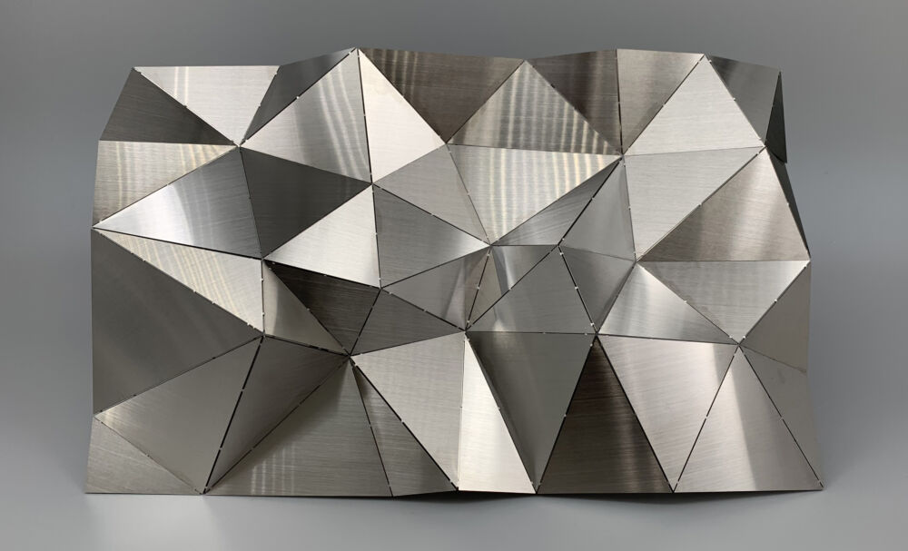 金属加工例）立体形状の金属壁面装飾