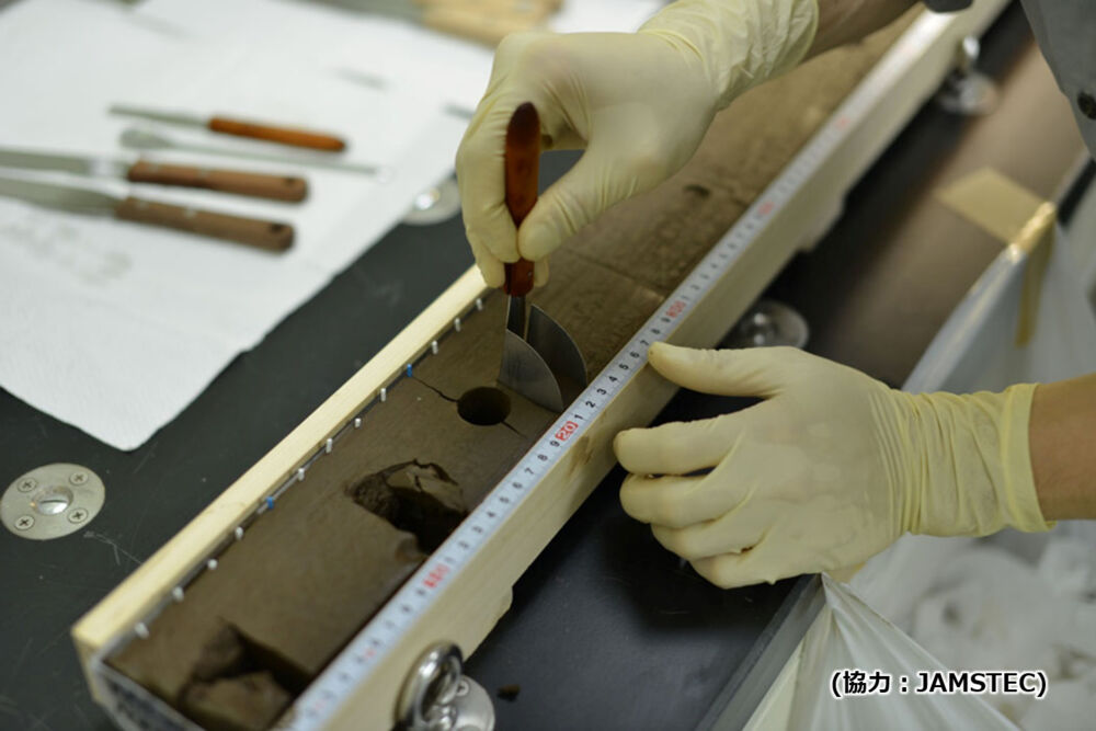 南鳥島海域におけるピストンコア採取の様子